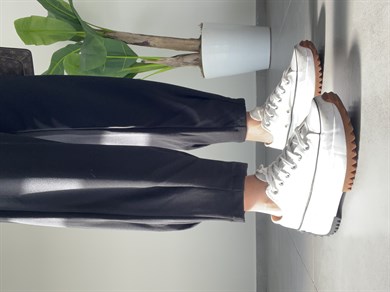 Paça Pileli Siyah Pantolon