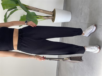 Paça Pileli Siyah Pantolon