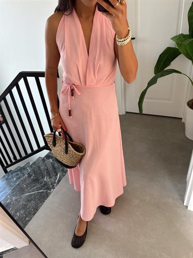 Pembe Boyundan Geçmeli Sırt Dekolteli Elbise