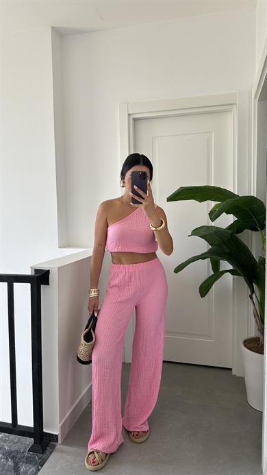 Pembe Krinkıl Tek Omuz Askılı Pantolon Takım