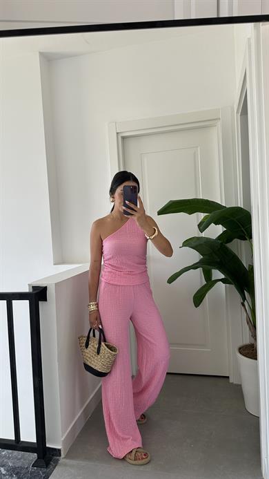 Pembe Krinkıl Tek Omuz Askılı Pantolon Takım