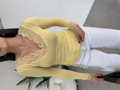 Sarı Dantel Detaylı V Yaka Bluz
