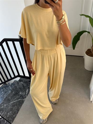 Sarı Geniş Kemerli Pileli Pantolon