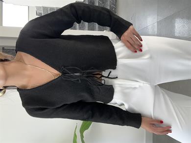 Siyah Bağlama Detaylı Triko Hırka