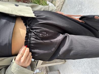 Siyah Beli Büzgülü Pantolon