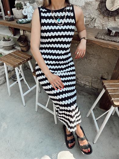 Siyah-Beyaz Çizgili Triko Elbise