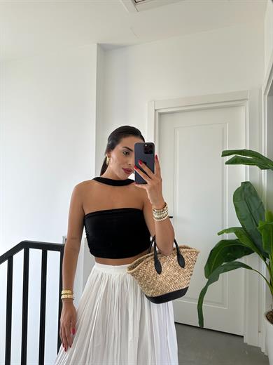 Siyah Boyun Detaylı Bluz