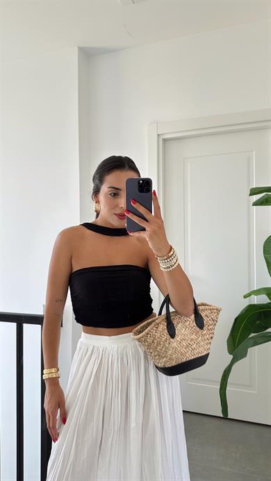 Siyah Boyun Detaylı Bluz