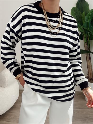 Siyah Çizgili Salaş Triko Kazak