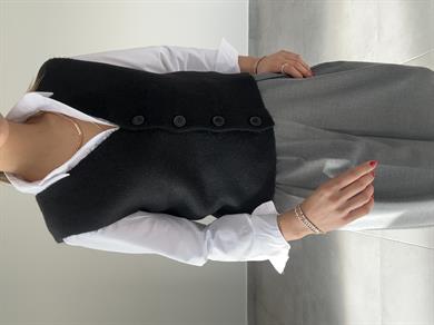 Siyah Düğmeli Triko Yelek