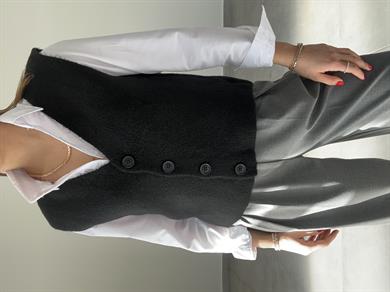 Siyah Düğmeli Triko Yelek