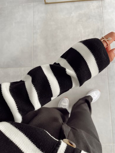 Siyah-Ekru Önden Fermuar Detaylı Triko Kazak