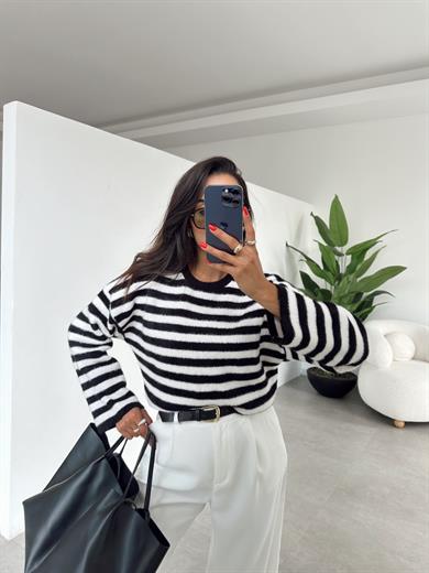 Siyah Ekru Tüylü Çizgili Kazak