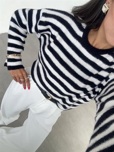 Siyah Ekru Tüylü Çizgili Kazak