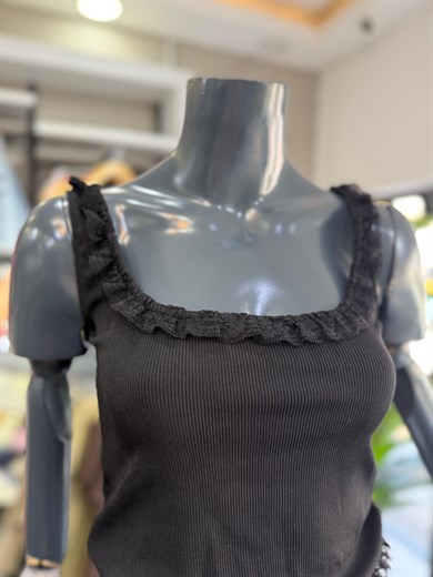 Siyah Fırfır Detaylı Fitilli Bluz