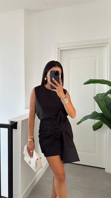 Siyah Fiyonk Detaylı Etek Takım