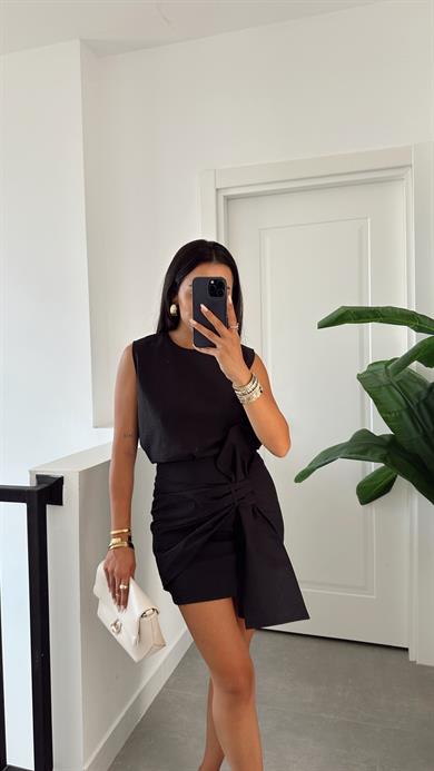 Siyah Fiyonk Detaylı Etek Takım