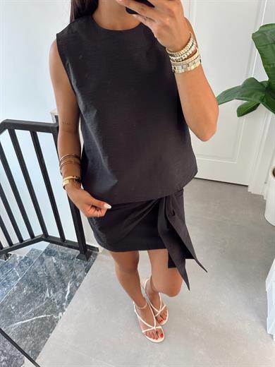 Siyah Fiyonk Detaylı Etek Takım