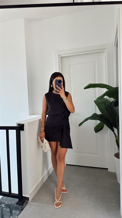 Siyah Fiyonk Detaylı Etek Takım