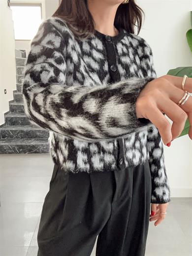 Siyah-Gri Leopar Desenli Triko Hırka