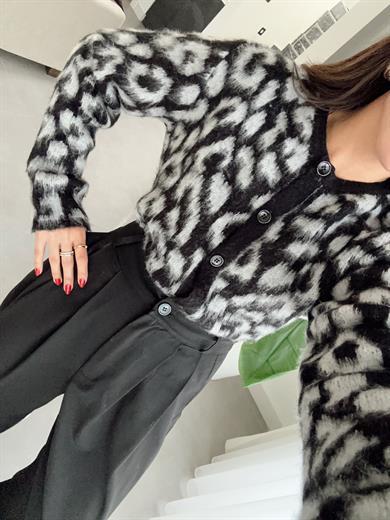 Siyah-Gri Leopar Desenli Triko Hırka