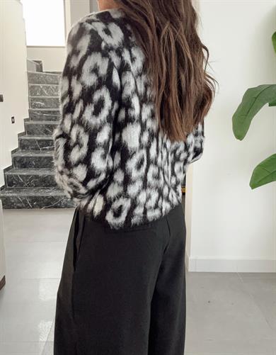 Siyah-Gri Leopar Desenli Triko Hırka