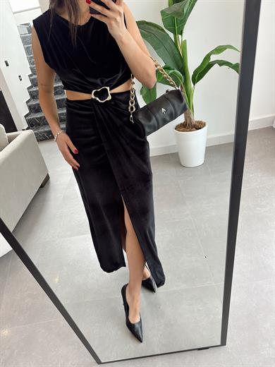 Siyah Kadife Tokalı Yırtmaçlı Elbise