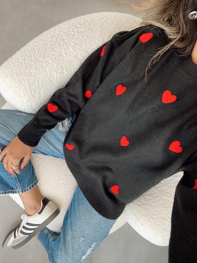 Siyah Kalp Nakışlı Triko Kazak