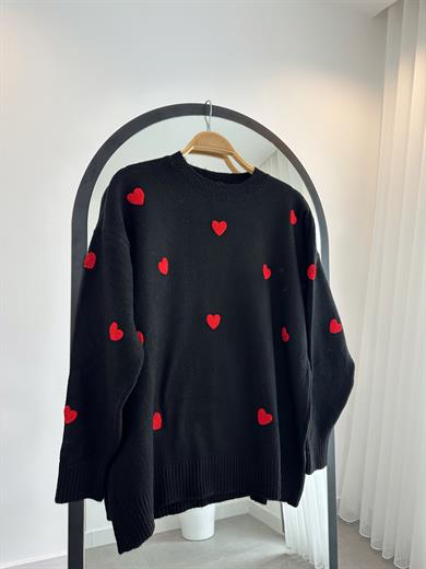 Siyah Kalp Nakışlı Triko Kazak