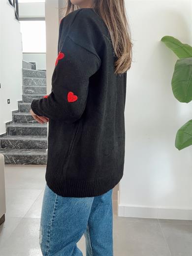 Siyah Kalp Nakışlı Triko Kazak