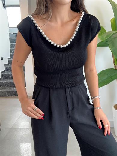 Siyah Kayık Yaka Boncuklu Triko Bluz