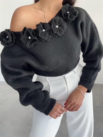 Siyah Kayık Yaka Çiçek Detaylı Kazak