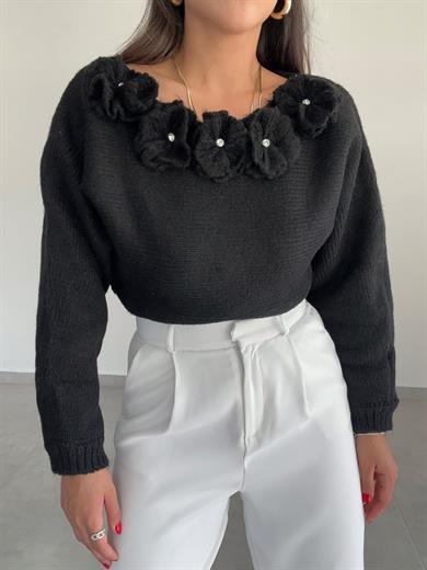 Siyah Kayık Yaka Çiçek Detaylı Kazak