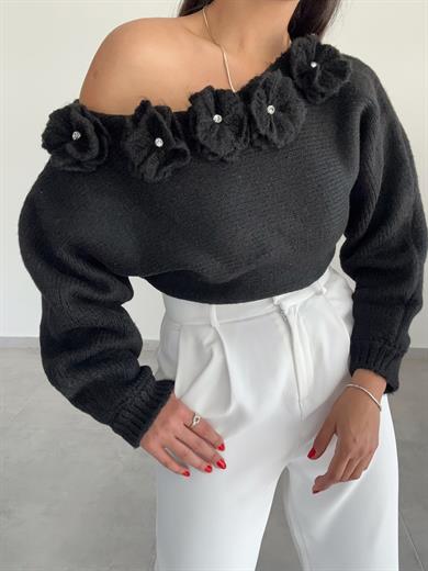 Siyah Kayık Yaka Çiçek Detaylı Kazak