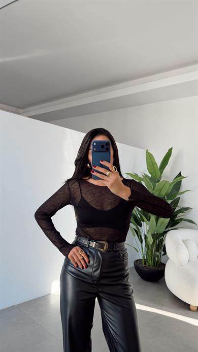 Siyah Kayık Yaka Transparan Bluz