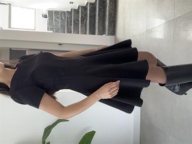 Siyah Kısa Kol Parçalı Kloş Elbise