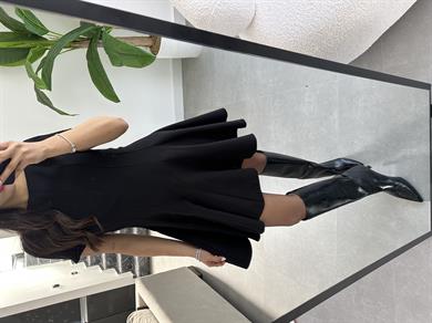 Siyah Kısa Kol Parçalı Kloş Elbise