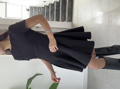 Siyah Kısa Kol Parçalı Kloş Elbise