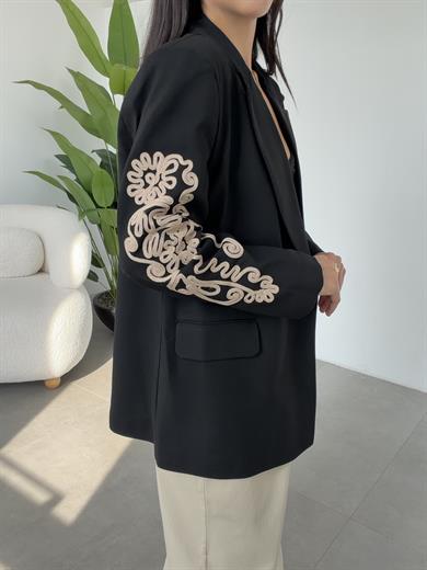 Siyah Kol Nakış Detaylı Vatkalı Ceket