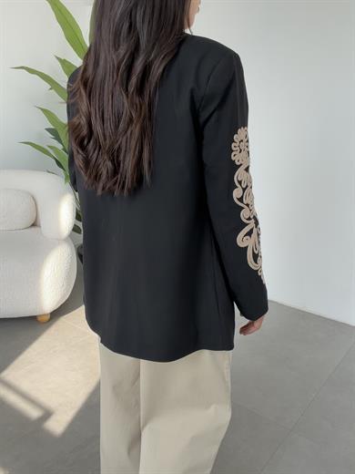 Siyah Kol Nakış Detaylı Vatkalı Ceket