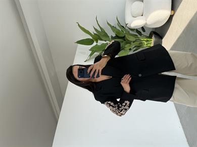 Siyah Kol Nakış Detaylı Vatkalı Ceket