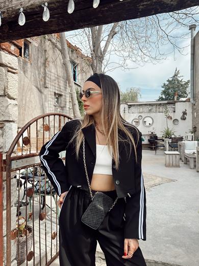 Siyah Kolları Şerit Detaylı Crop Ceket