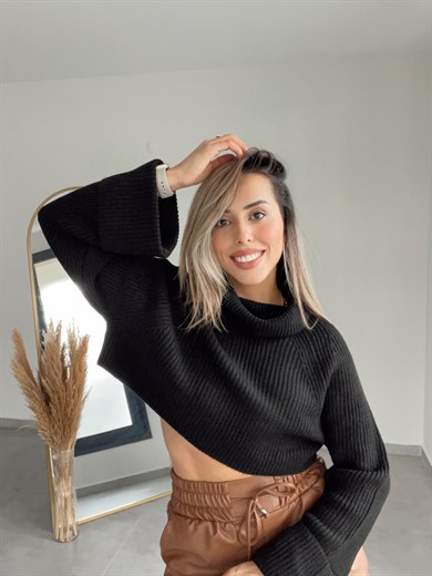 Siyah  Kolu Katlamalı Balıkçı Yaka Triko Kazak