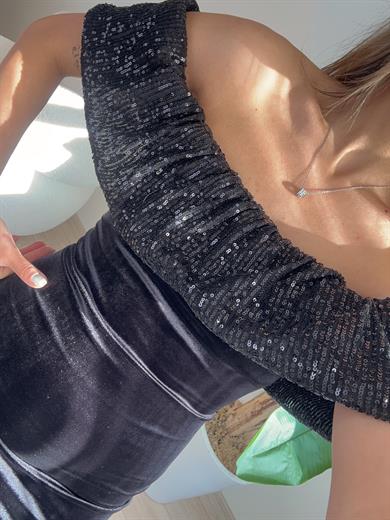 Siyah Madonna Yaka Kadife Elbise