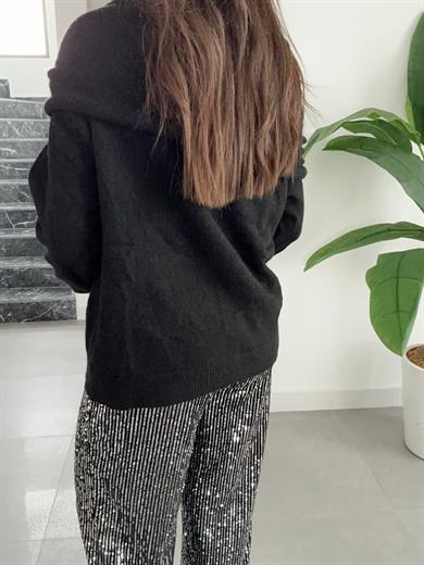 Siyah Madonna Yaka Triko Kazak