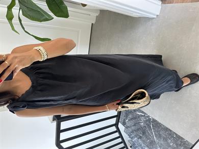 Siyah Omuzdan Bağlamalı Elbise