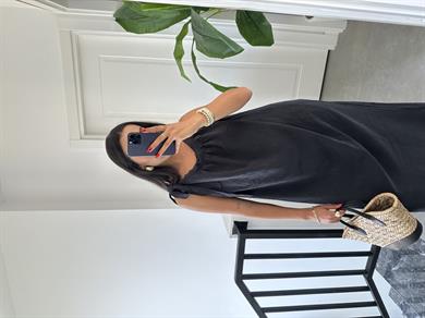 Siyah Omuzdan Bağlamalı Elbise