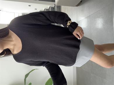 Siyah Oval Yaka Yumusak Dokulu Triko Kazak