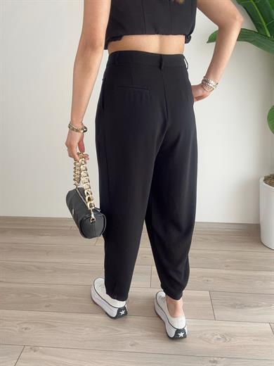 Siyah Paçaları Düğme Detaylı Pantolon