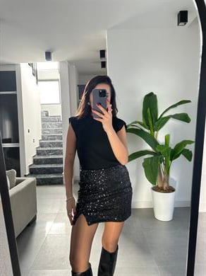 Siyah Pullu Yırtmaçlı Etek